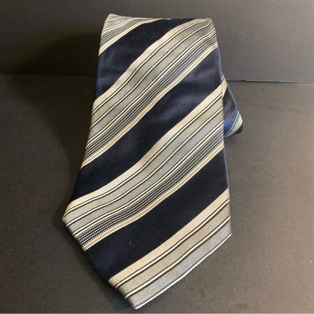 Giorgio Armani Navy Silver Striped 100% Silk Luxury‎ Neck Tie